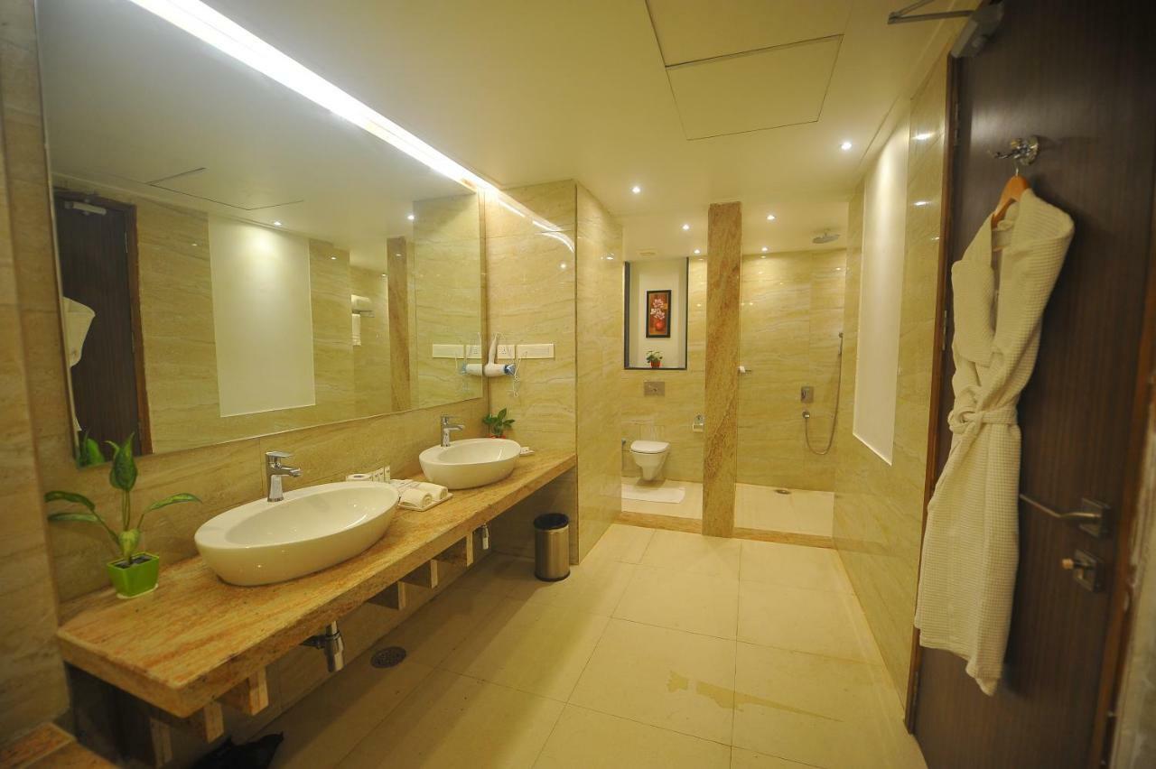 Pipul Padmaja Premium Hotel Bhubaneswar Exterior foto