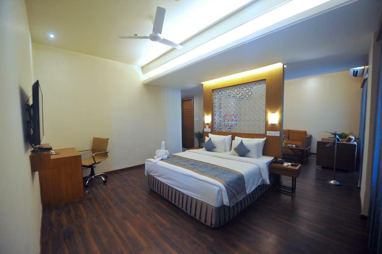 Pipul Padmaja Premium Hotel Bhubaneswar Exterior foto